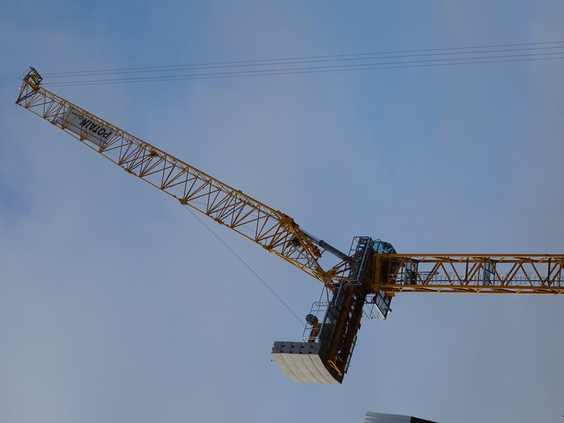 World’s first Potain MRH 175 hydraulic luffing jib crane commissioned for Glasgow apartment construction project